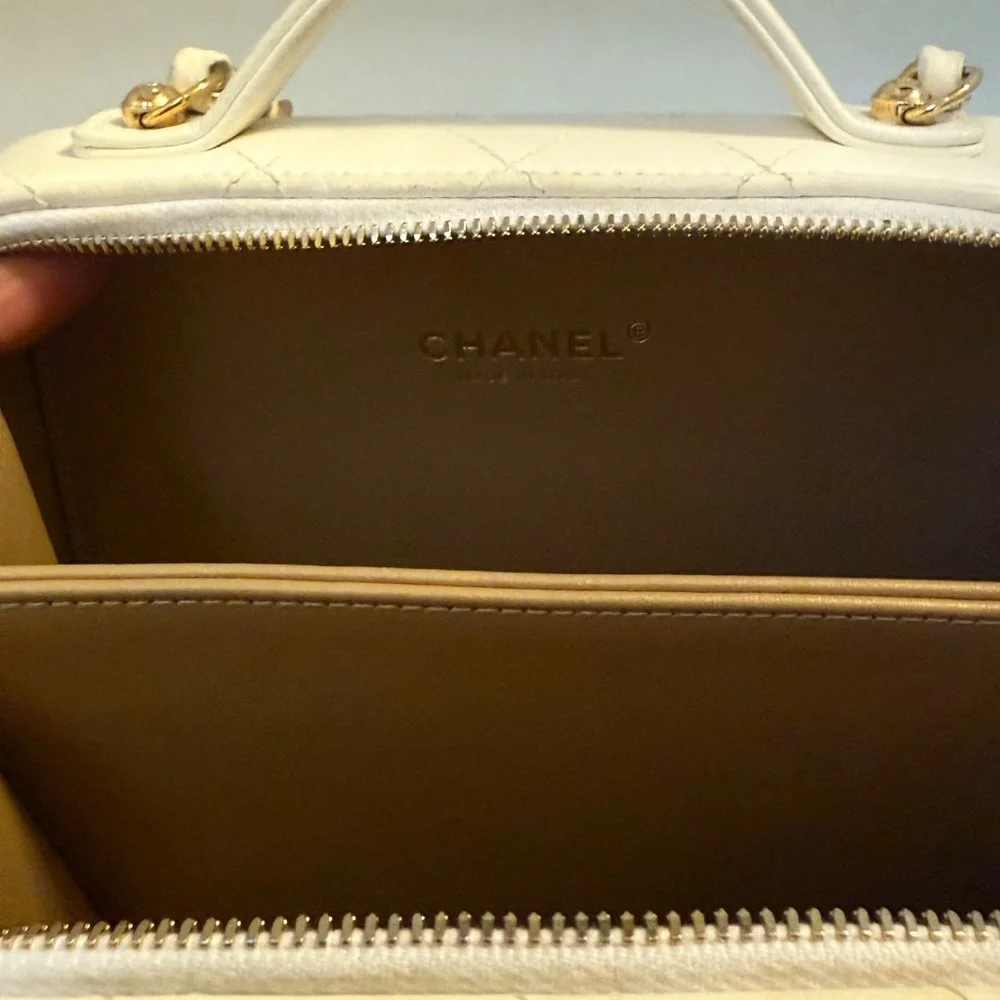 Chanel Golden Plate Vanity Case White Lambskin Gold Hardware - Picture 6 of 6